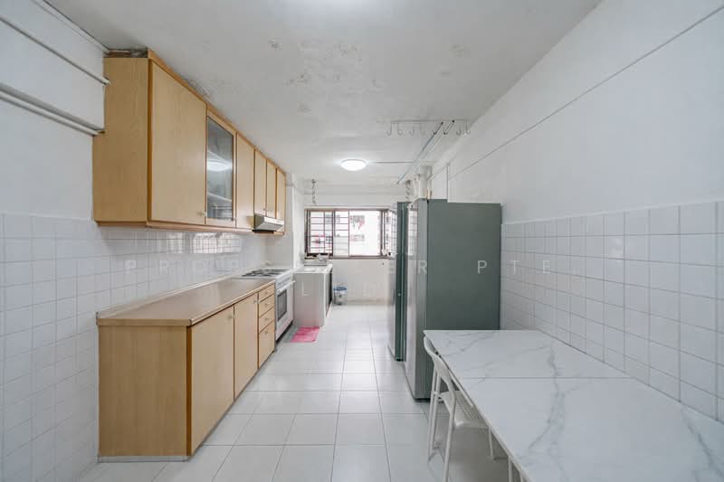 69 Telok Blangah Heights HDB Flat For Sale at S$ 590,000 | PropertyGuru Singapore - Kitchen