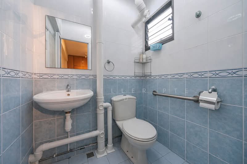 69 Telok Blangah Heights HDB Flat For Sale at S$ 590,000 | PropertyGuru Singapore - Bathroom