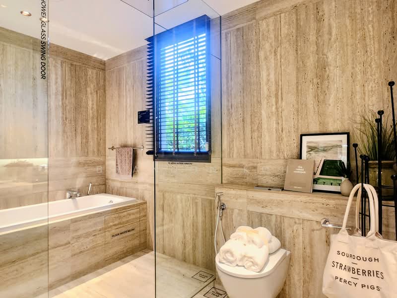 River Modern Condominium For Sale at S$ 5,995,000 | PropertyGuru Singapore - Master Bathroom with long bath