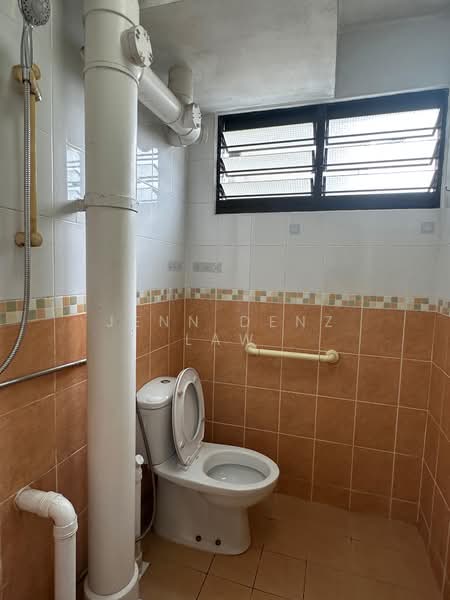 702 West Coast Road HDB Flat For Sale at S$ 368,000 | PropertyGuru Singapore - Bathroom