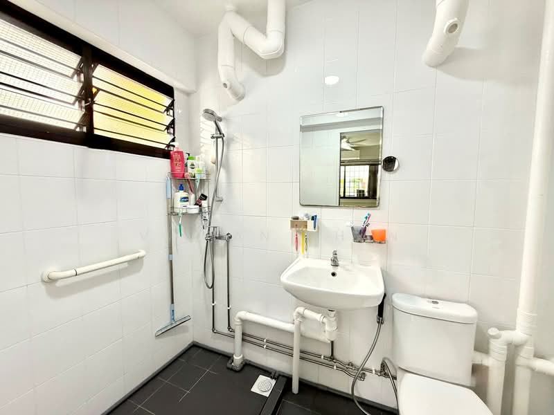 201 Bukit Batok Street 21 HDB Flat For Sale at S$ 578,000 | PropertyGuru Singapore - Master Bathroom
