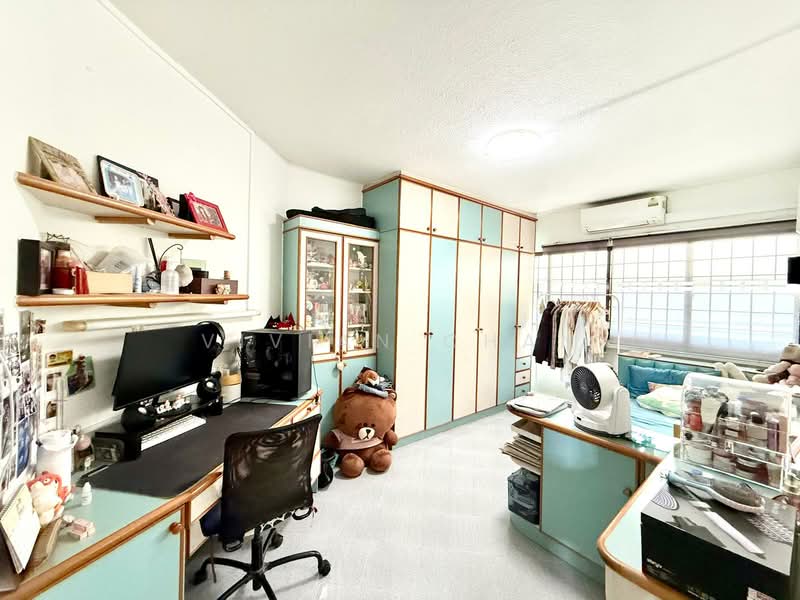 201 Bukit Batok Street 21 HDB Flat For Sale at S$ 578,000 | PropertyGuru Singapore - Bedroom