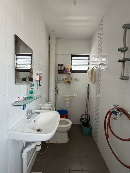 170 Bedok South Road HDB Flat For Sale at S$ 638,888 | PropertyGuru Singapore - Bathroom