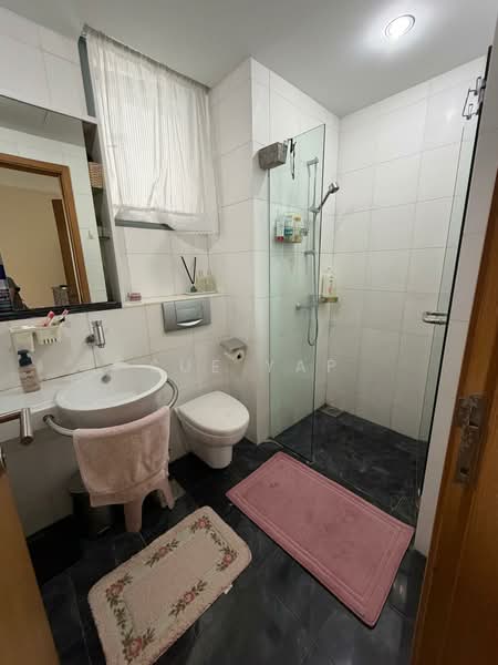 Urbana, 1 River Valley Close, 2 Bedrooms, 1,012 sqft, Condominium For Rent, by Sue Yap, 500097598 - Master Bathroom - PropertyGuru.com.sg