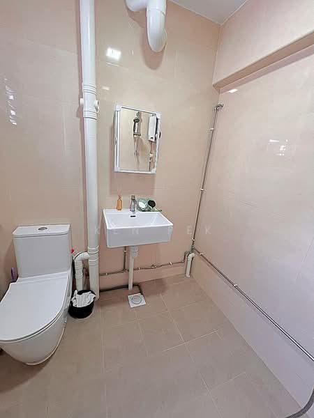 868 Yishun Street 81 HDB Flat For Sale at S$ 538,000 | PropertyGuru Singapore - Bathroom