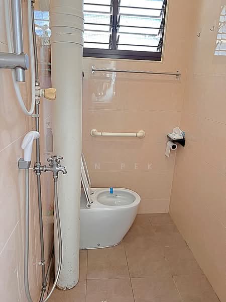868 Yishun Street 81 HDB Flat For Sale at S$ 538,000 | PropertyGuru Singapore - Bathroom