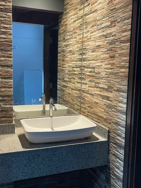 BOAT QUAY CONSERVATION AREA, 63 Boat Quay, 1,200 sqft, Shop / Shophouse For Rent, by Magdalene Lee, 500097640 - Bathroom - CommercialGuru.com.sg