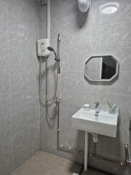 813 Jurong West Street 81, 813 Jurong West Street 81, 3 Bedrooms, 1,119 sqft, HDB Flat For Sale, by Monica Shi, 500097655 - Bathroom - PropertyGuru.com.sg