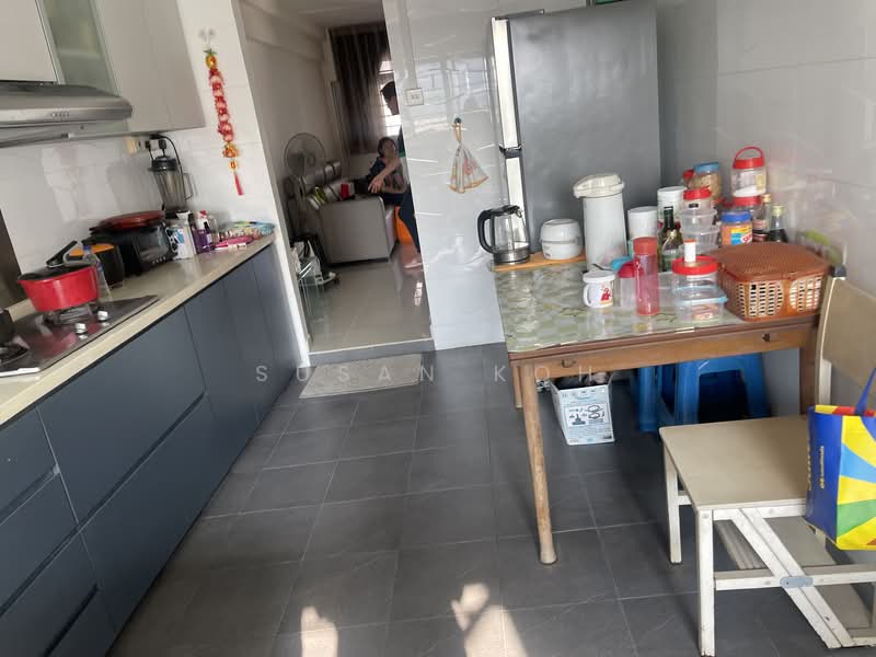 101 Jurong East Street 13 HDB Flat For Sale at S$ 460,000 | PropertyGuru Singapore - Kitchen