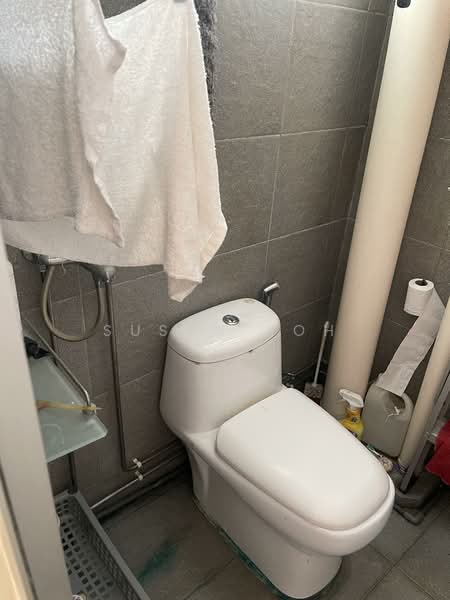 101 Jurong East Street 13 HDB Flat For Sale at S$ 460,000 | PropertyGuru Singapore - Bathroom