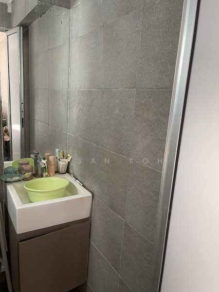 101 Jurong East Street 13 HDB Flat For Sale at S$ 460,000 | PropertyGuru Singapore - Bathroom