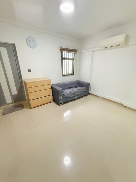395 Bukit Batok West Avenue 5 HDB Flat For Sale at S$ 620,000 | PropertyGuru Singapore - Living Room