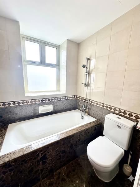 Rivervale Crest Condominium For Sale at S$ 1,628,000 | PropertyGuru Singapore - Master Bathroom (bathtub)
