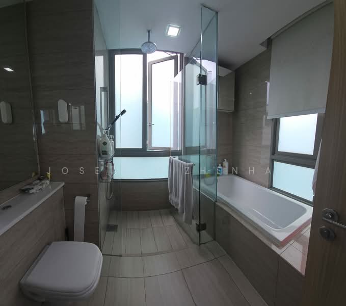 Ripple Bay Condominium For Sale at S$ 2,980,000 | PropertyGuru Singapore - Bathroom