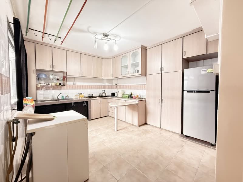 493D Tampines Street 43 HDB Flat For Sale at S$ 700,000 | PropertyGuru Singapore - Kitchen