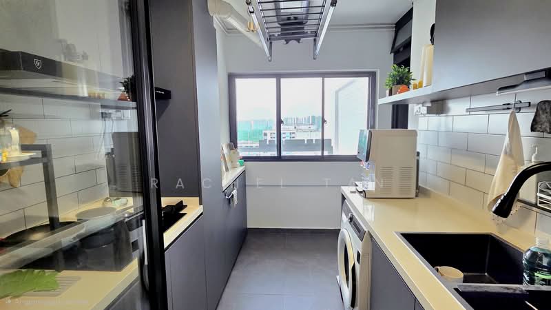 330 Bukit Batok Street 33 HDB Flat For Sale at S$ 1,180,000 | PropertyGuru Singapore - Laundry yard