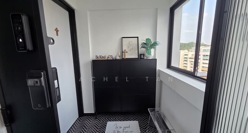 330 Bukit Batok Street 33 HDB Flat For Sale at S$ 1,180,000 | PropertyGuru Singapore - Entrance foyer