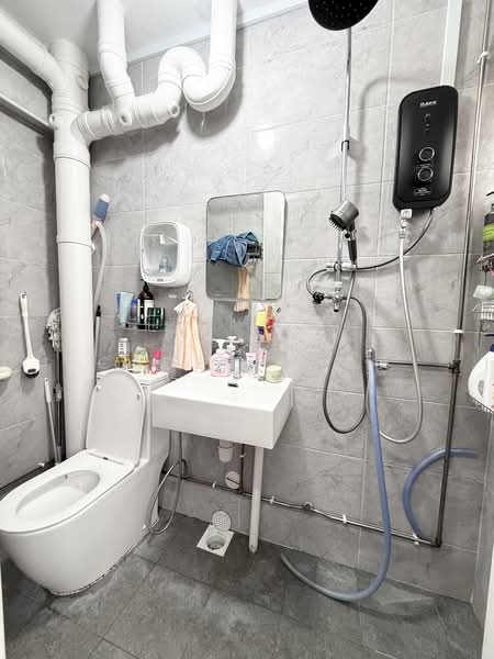 187 Bukit Batok West Avenue 6 HDB Flat For Sale at S$ 598,000 | PropertyGuru Singapore - Common Bathroom