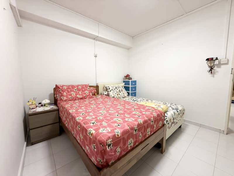 187 Bukit Batok West Avenue 6 HDB Flat For Sale at S$ 598,000 | PropertyGuru Singapore - Master Bedroom