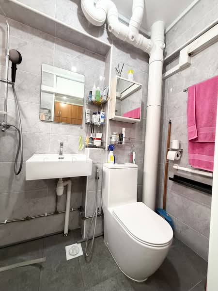 187 Bukit Batok West Avenue 6 HDB Flat For Sale at S$ 598,000 | PropertyGuru Singapore - Master Bathroom