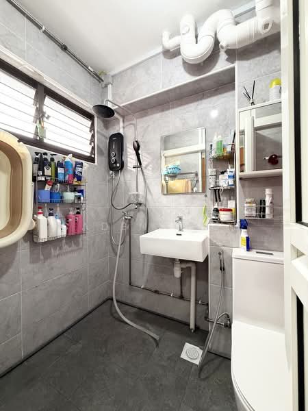 187 Bukit Batok West Avenue 6 HDB Flat For Sale at S$ 598,000 | PropertyGuru Singapore - Master Bathroom