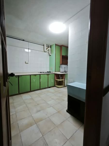 140 Bukit Batok Street 11 HDB Flat For Sale at S$ 938,000 | PropertyGuru Singapore - Kitchen
