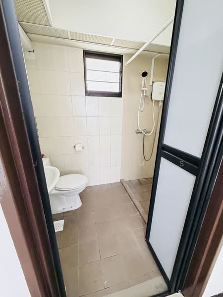 868A Tampines Avenue 8, 868A Tampines Avenue 8, 2 Bedrooms, 721 sqft, HDB Flat For Rent, by Jason Lim Cs, 500097851 - Bathroom - PropertyGuru.com.sg