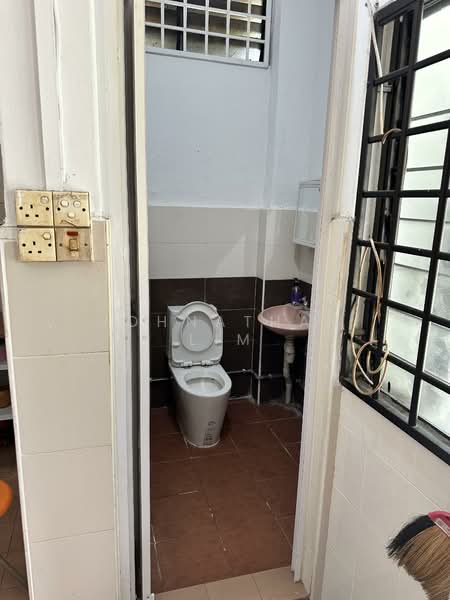 Bedok Reservoir Road, , 1,604 sqft, Shop / Shophouse For Sale, by Johnathan Lim, 500097869 - Bathroom - CommercialGuru.com.sg