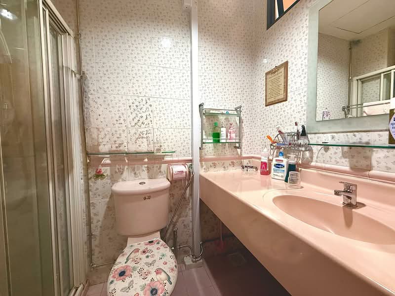Chelsea Village Terraced House For Sale at S$ 4,300,000 | PropertyGuru Singapore - Bathroom