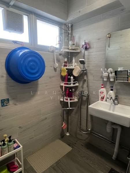 451 Pasir Ris Drive 6 HDB Flat For Sale at S$ 722,000 | PropertyGuru Singapore - Bathroom