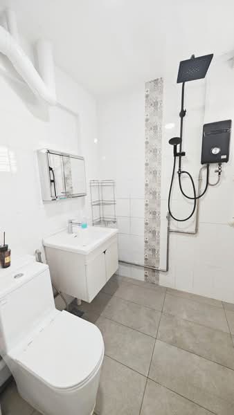 249 Hougang Avenue 3 HDB Flat For Sale at S$ 712,000 | PropertyGuru Singapore - Bathroom