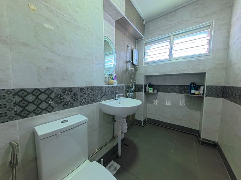 743 Pasir Ris Street 71 HDB Flat For Sale at S$ 830,000 | PropertyGuru Singapore - Master Bathroom