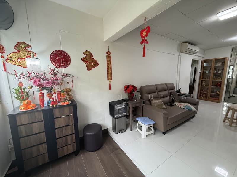 323 Ang Mo Kio Avenue 3 HDB Flat For Sale at S$ 380,000 | PropertyGuru Singapore - Living Room