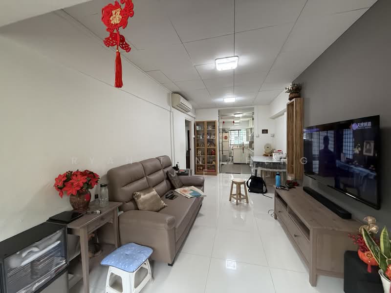 323 Ang Mo Kio Avenue 3 HDB Flat For Sale at S$ 380,000 | PropertyGuru Singapore - Living Room