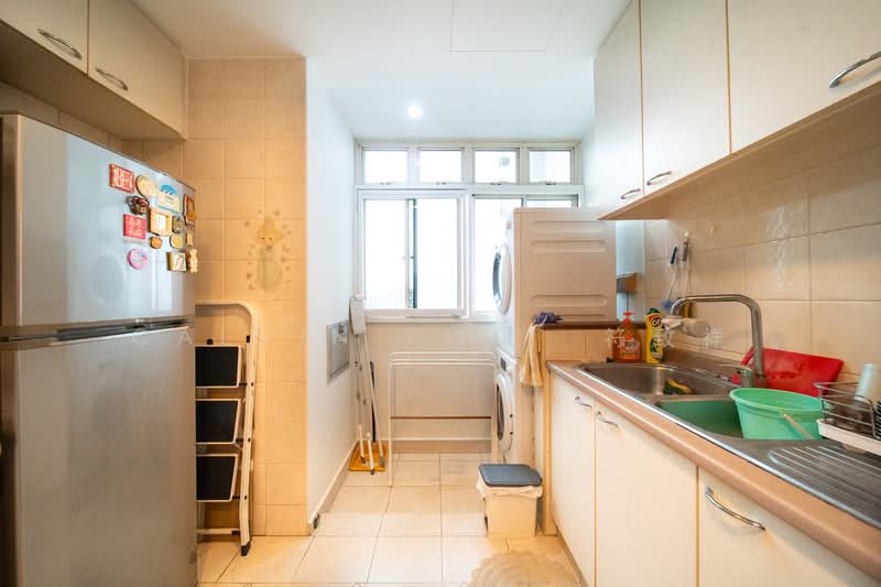 Burlington Square Apartment For Sale at S$ 1,299,000 | PropertyGuru Singapore - Kitchen