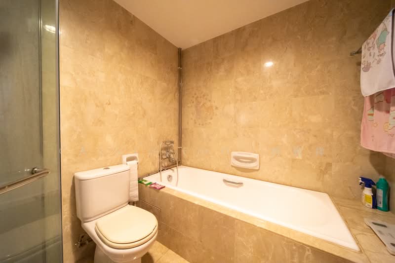 Burlington Square Apartment For Sale at S$ 1,299,000 | PropertyGuru Singapore - Bathroom