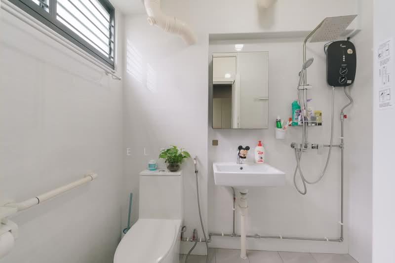 350 Yishun Avenue 11 HDB Flat For Sale at S$ 580,000 | PropertyGuru Singapore - Bathroom