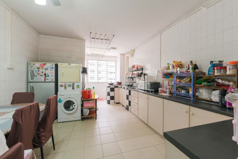 350 Yishun Avenue 11 HDB Flat For Sale at S$ 580,000 | PropertyGuru Singapore - Kitchen