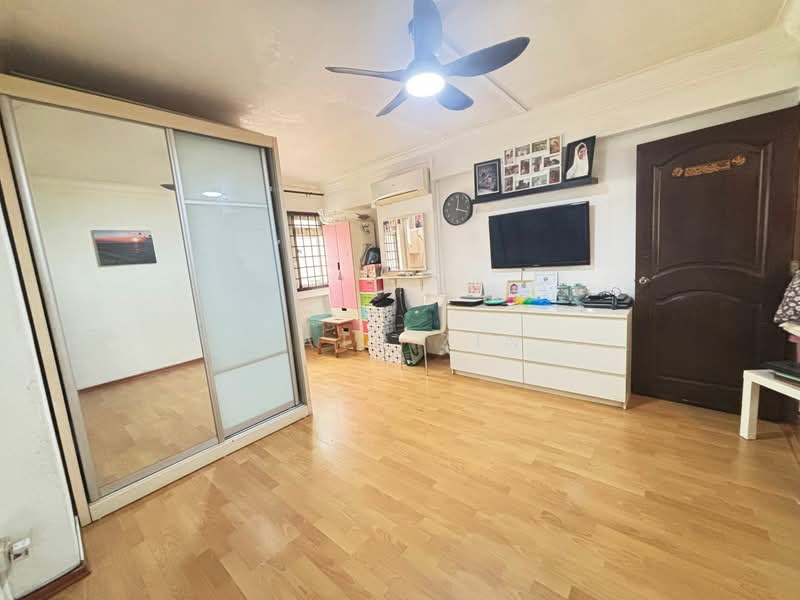 834 Jurong West Street 81 HDB Flat For Sale at S$ 518,888 | PropertyGuru Singapore - Master Bedroom