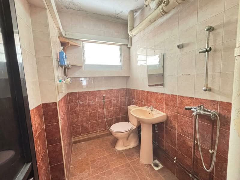 834 Jurong West Street 81 HDB Flat For Sale at S$ 518,888 | PropertyGuru Singapore - Bathroom