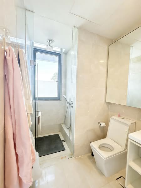 Kingsford Hillview Peak Condominium For Sale at S$ 788,000 | PropertyGuru Singapore - Bathroom