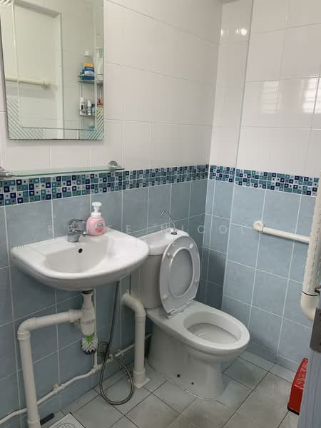 113 Potong Pasir Avenue 1, 113 Potong Pasir Avenue 1, 3 Bedrooms, 1,250 sqft, HDB Flat For Rent, by Renee Nicole Lee, 500098164 - Bathroom - PropertyGuru.com.sg
