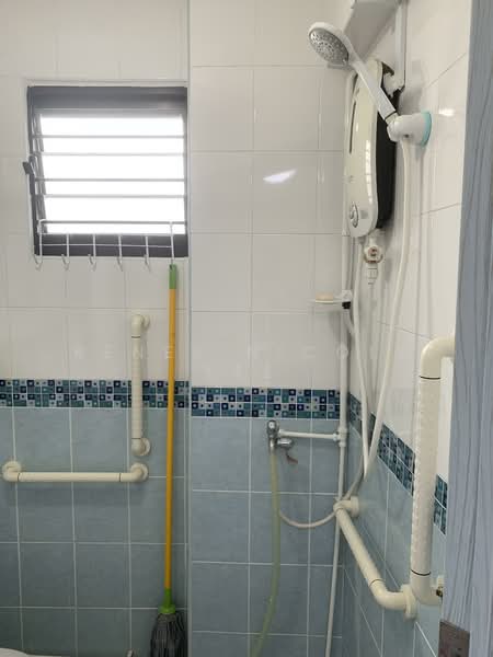 113 Potong Pasir Avenue 1, 113 Potong Pasir Avenue 1, 3 Bedrooms, 1,250 sqft, HDB Flat For Rent, by Renee Nicole Lee, 500098164 - Bathroom - PropertyGuru.com.sg