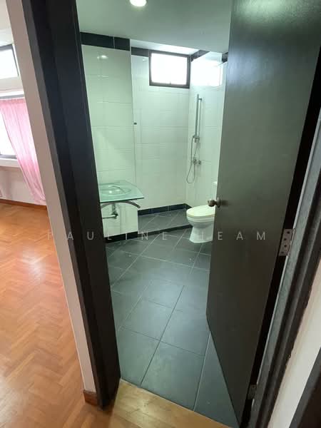 Mandarin Gardens Condominium For Sale at S$ 2,100,000 | PropertyGuru Singapore - Bathroom