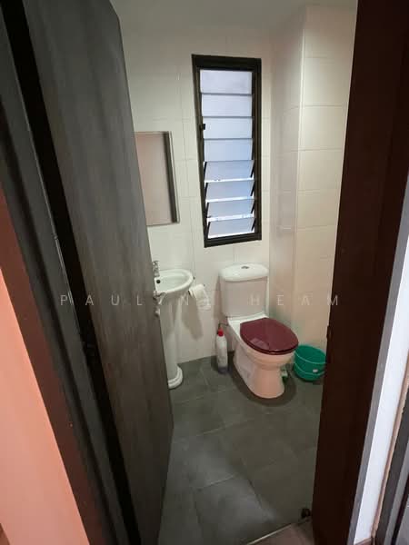 Mandarin Gardens Condominium For Sale at S$ 2,100,000 | PropertyGuru Singapore - Bathroom