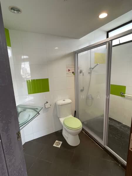 Mandarin Gardens Condominium For Sale at S$ 2,100,000 | PropertyGuru Singapore - Bathroom