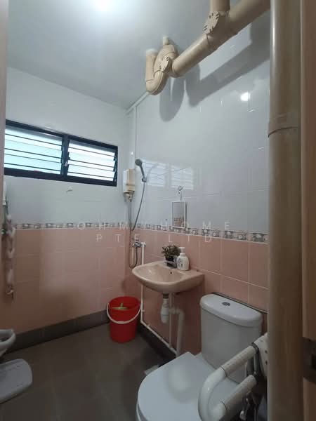 813 Tampines Street 81 HDB Flat For Sale at S$ 645,000 | PropertyGuru Singapore - Bathroom