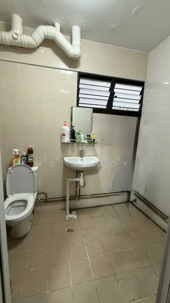 162 Tampines Street 12 HDB Flat For Sale at S$ 800,000 | PropertyGuru Singapore - Bathroom