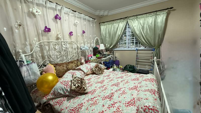 162 Tampines Street 12 HDB Flat For Sale at S$ 800,000 | PropertyGuru Singapore - Bedroom