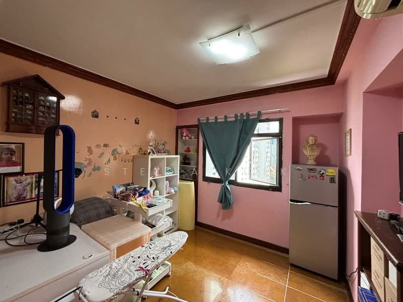 136 Rivervale Street HDB Flat For Sale at S$ 1,100,000 | PropertyGuru Singapore - Bedroom 3 (Spare Room)